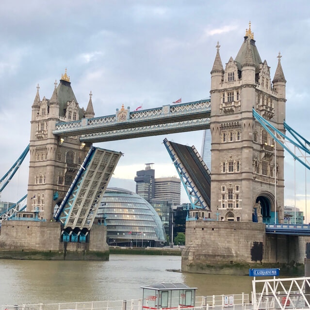ロンドンのシンボル　タワーブリッジの橋が上がる瞬間